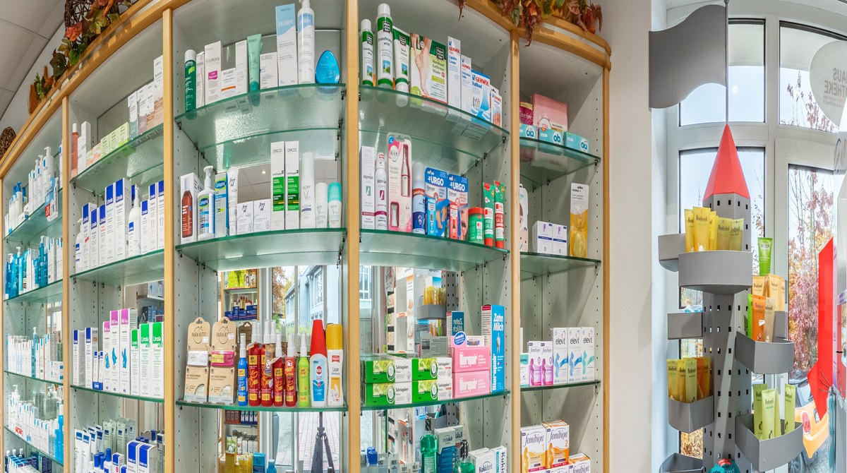 Innenraum Rathaus Apotheke Wenzenbach – Produktregal
